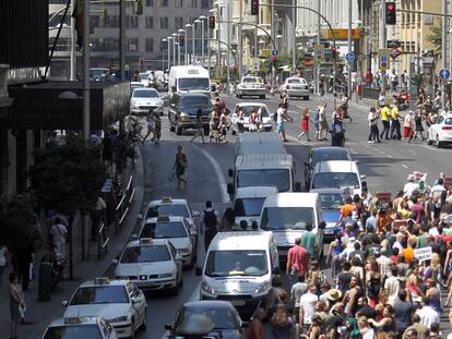 Decenas de simpatizantes del Movimiento 15-M marchan por la Gran Vía de Madrid tras impedirles la policía el acceso a Sol.