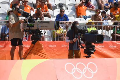 Dos cámaras de televisión graban durante una prueba de los Juegos Olímpicos de Rio 2016.
