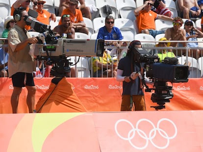 Dos cámaras de televisión graban durante una prueba de los Juegos Olímpicos de Rio 2016.