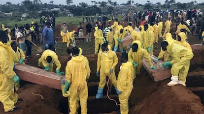 Entierro de 300 de las víctimas del corrimiento de tierra de Freetown en el cementerio de Waterloo, el 17 de agosto.