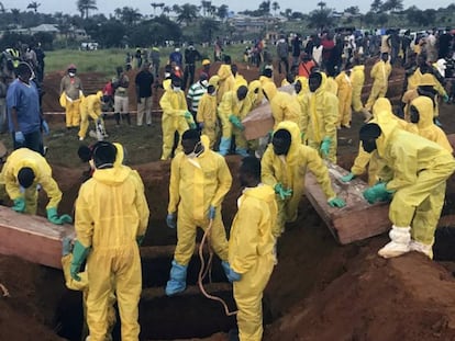 Entierro de 300 de las v&iacute;ctimas del corrimiento de tierra de Freetown en el cementerio de Waterloo, el 17 de agosto.