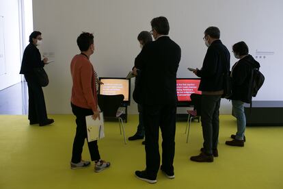 Exposicion de Tony Cokes en el Museu d Art Contemporani de Barcelona (MACBA).