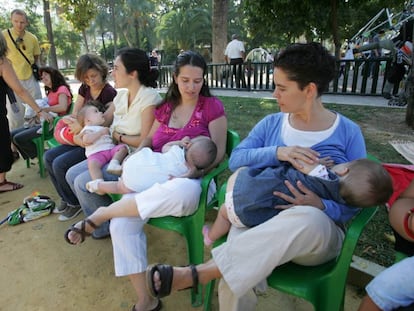 Un grupo de mujeres dan el pecho a sus hijos.