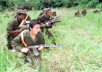 Un grupo del Cuarto Frente de las FARC patrulla en la selva colombiana, cerca de la ciudad de Miraflores.