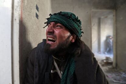 Abu Hamza, del Ejército Libre Sirio, grita de dolor cuando le hieren en un hombro durante una dura batalla en Damasco. Enero de 2013.