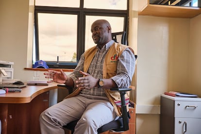Jeffrey Okuro, médico en un centro de salud de Kibera financiado por la ONG CFK Africa, el pasado 11 de junio.