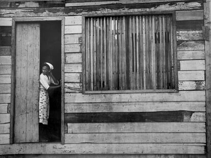 Esperando a su hija, c. 1950
