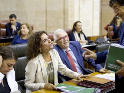 La consejera Mar&iacute;a Jes&uacute;s Montero habla con el vicepresidente Diego Valderas.