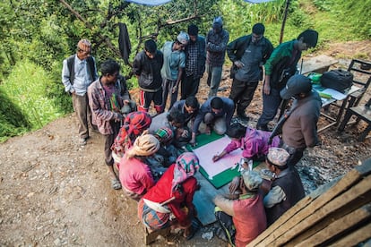 Mapeo de recursos con residentes locales, en Mahakali (Nepal). Los expertos han realizado innumerables recomendaciones dirigidas a la esfera política internacional, a empresas, instituciones, sociedad civil y resto de actores implicados en el cuidado del medioambiente y el devenir del clima en el planeta.