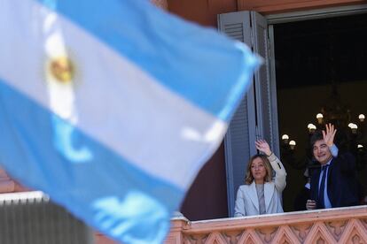 Meloni y Milei saludan desde el balcón de la Casa Rosada.
