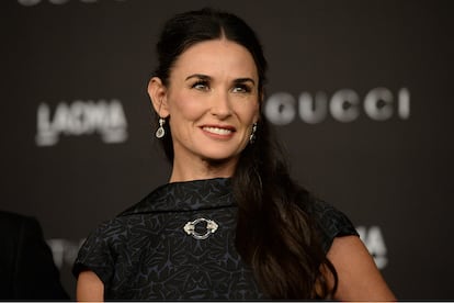 A pesar de que Demi Moore lleva tiempo apartada de los grandes títulos de Hollywood, la actriz acaba de cumplir 55 años manteniendo su estatus de icono del cine de los 90 y haciendo gala de una belleza que permanece intacta con los años. Moore nos ha regalado títulos inolvidables como Ghost, Una proposición indecente o Algunos hombres buenos y un variado surtido de titulares: tres divorcios, escándalos y adicciones. Repasamos en imágenes los grandes momentos de sus espléndidos 55.