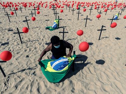 Un activista instala una bandera de Brasil por las víctimas de la covid-19, en Río de Janeiro, el 23 de diciembre.