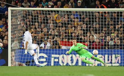 Benzema marca el tercer gol de penalti en el partido entre el Real Madrid y el Barcelona en la semifinal de Copa del Rey, en el Camp Nou este miércoles.