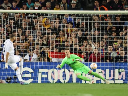 Benzema marca el tercer gol de penalti en el partido entre el Real Madrid y el Barcelona en la semifinal de Copa del Rey, en el Camp Nou este miércoles.