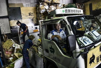 Tokio es la tercera ciudad del mundo, después de Nueva York y México, que más basura produce. En la imagen, trabajadores de Shizai, una compañía de reciclaje de papel fundada en la capital nipona en 1969.