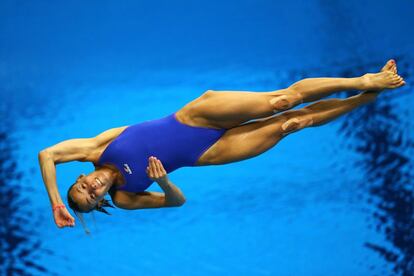 Tania Cagnotto de Italia compite en la prueba de salto de trampolín.