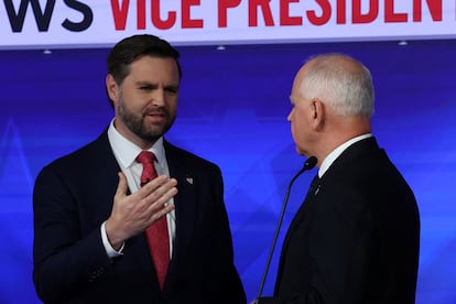 El candidato republicano a vicepresidente, J. D. Vance (a la izquierda), y el demócrata, Tim Walz, tras el debate.