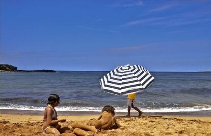 Ni&ntilde;os en la playa de Cavalleria en una imagen de archivo.