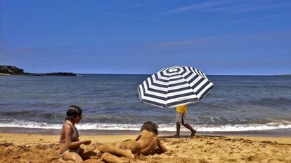 Ni&ntilde;os en la playa de Cavalleria en una imagen de archivo.