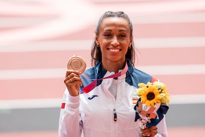 Ana Peleteiro, del Equipo Español, posa con la medalla de bronce conseguida en triple salto de atletismo durante los JJOO 2020, a 2 de agosto, 2021 en Tokio, 


