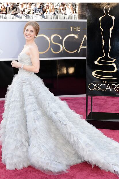 La eterna nominada, Amy Adams, con cola y vestido princesa de Oscar de la Renta. Nos recuerda mucho al Versace rosa empolvado de Penélope.