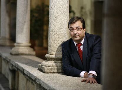 Guillermo Fernández Vara, en la sede de Presidencia de la Junta de Extremadura, un antiguo convento del siglo XVI en Mérida.