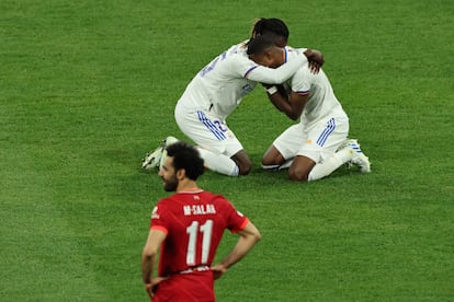 Eduardo Camavinga y David Alaba celebran frente a Mohamed la victoria del Real Madrid.