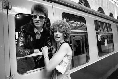 O cantor David Bowie em uma estação com sua esposa Angie, em 1973.