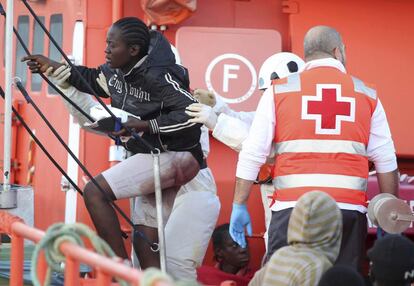 La mujer que ha dado a luz en un barco de Salvamento Marítimo este martes llega al puerto de Almería. El parto se ha producido pocos minutos después de ser rescatada de una patera en el mar de Alborán.