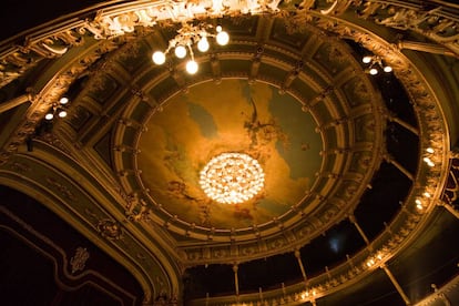 Los techos del auditorio del Teatro Nacional, de 1897, están decorados con referencias al cultivo del café, que trajo la estabilidad al país y es parte de su identidad.