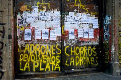 Pintadas en las puertas del Bank of Boston de Buenos Aires.