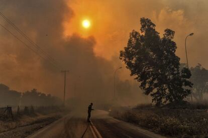 Les autoritats seguien buscant víctimes i evacuant els afectats. A la imatge, un bomber treballant als voltants de Kineta (Grècia).