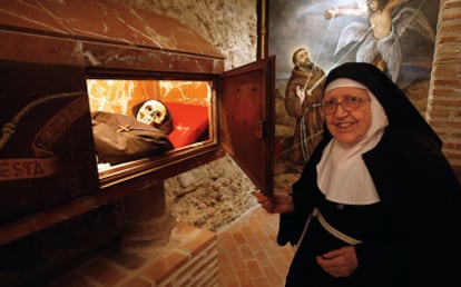 La madre abadesa del monasterio de Santa Juana (Cubas de la Sagra) con los restos de fray Pedro