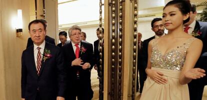 Wang Jianlin, presidente de Dalian Wanda, junto a Enrique Cerezo, presidente del Atletico Madrid, en Pek&iacute;n en 2015.