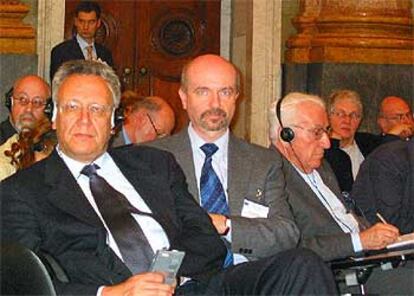 El comisario europeo Philippe Busquin (izquierda) y el biólogo Víctor de Lorenzo, en las jornadas de Génova.