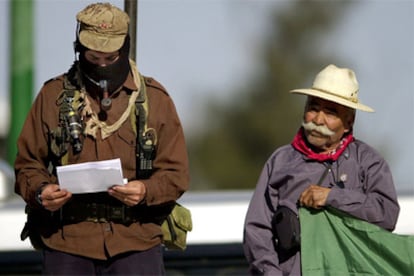 El <i>subcomandante</i> Marcos (izquierda), durante un discurso en Ciudad de México.