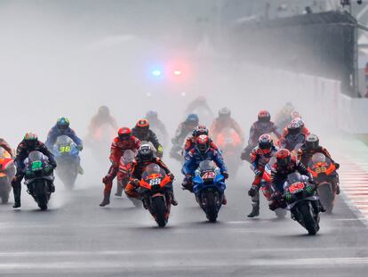 La salida de la carrera de MotoGP, pasada por lluvia, en el circuito de Mandalika.