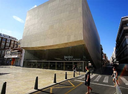 Edificio del Teatro Municipal de Torrevieja, en una imagen tomada en la tarde de ayer.