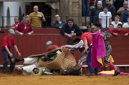 Antonio Muñoz, picador de Sebastián Ritter queda atrapado debajo del caballo en el segundo novillo de la tarde.