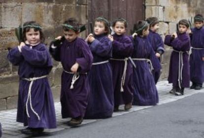 Algunos niños participan en la procesión de Segura, el año pasado