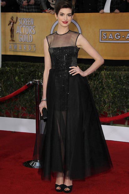 Anne Hathaway con vestido de pedrería y transparencias de Giambattista Valli.