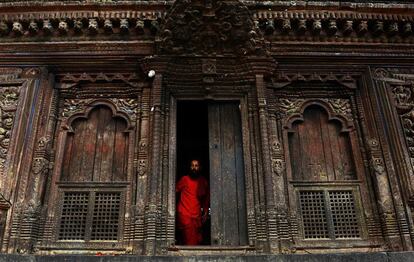 Un sacerdote hindú de Nepal sale del templo Baglamukhi cerca de la plaza Patan Durbar en Lalitpur, a unos cinco kilómetros al este de Katmandú.