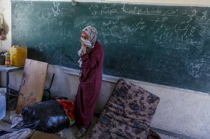 Una mujer llora en la escuela  de al-Jaouni, gestionada por la UNRWA y convertida en refugio humanitario en el centro de la Franja de Gaza, tras un ataque aéreo israelí que dejó 18 muertos