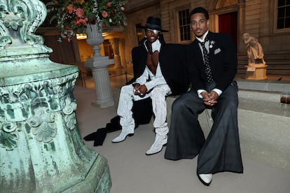 El modelo Alton Mason y el intérprete Keith Powers posan juntos dentro del Museo Metropolitano de Nueva York como invitados a la gala del Met del pasado 5 de mayo.