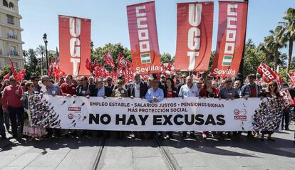 Aspecto de la manifestación convocada por los principales sindicatos con motivo del Primero de Mayo y que, bajo el lema "No hay excusas", recorre las calles de Sevilla.