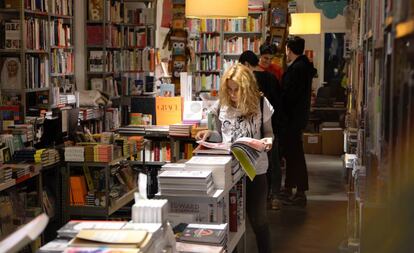 Varios clientes en la librería Panta Rhei de Madrid.