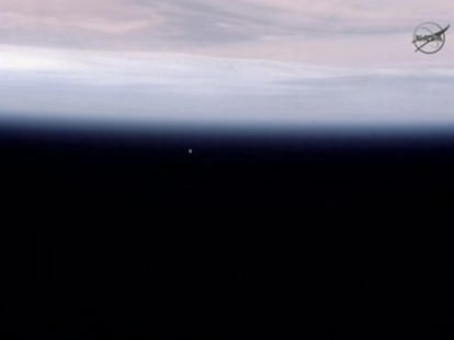 La cápsula Dragón se aprecia como un punto en la distancia en esta fotografía tomada desde la Estación Espacial Internacional.