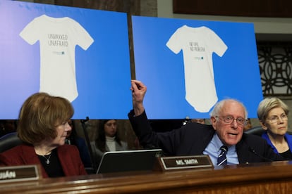 El senador Bernie Sanders muestra en el Senado camisetas con logos antivacunas de una organización fundada por Robert F. Kennedy Jr.