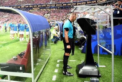 El árbitro Néstor Pitana consulta el VAR en la final del Mundial de Rusia.
