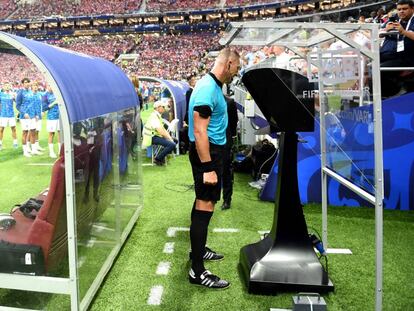 El árbitro Néstor Pitana consulta el VAR en la final del Mundial de Rusia.